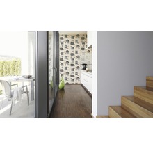 Interieurfoto van een huis met terras, keuken, behang en trap