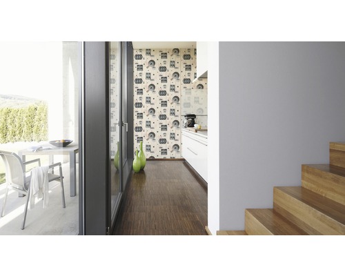 Interieurfoto van een huis met terras, keuken, behang en trap