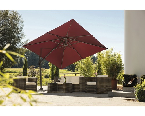 Vierkante parasol boven zitgroep in de buitenlucht