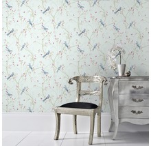 Kamer met behang met vogelmotief, zilveren stoel en commode