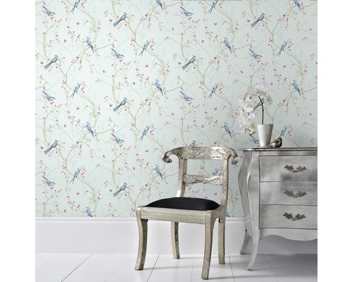 Kamer met behang met vogelmotief, zilveren stoel en commode