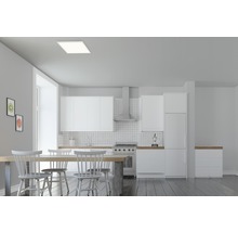 Lichte keuken met eettafel en vierkante plafondlamp