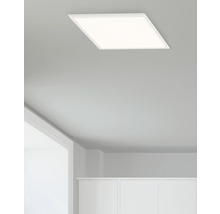 Vierkante plafondlamp in een heldere kamer