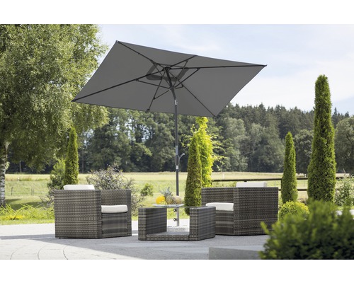 Tuinscene met loungemeubels, tafel en parasol