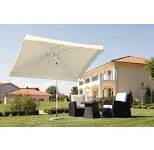 Vierkante stoffen parasol met tuintafel en stoelen in de tuin