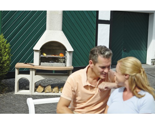 Betonnen barbecue met houtopslag en twee personen