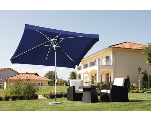 Rechthoekige parasol op een gazon met tuinmeubelen