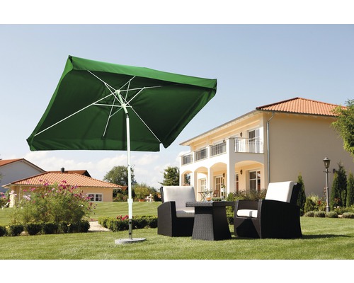 Vierkante parasol met tuinzitgroep op een gazon