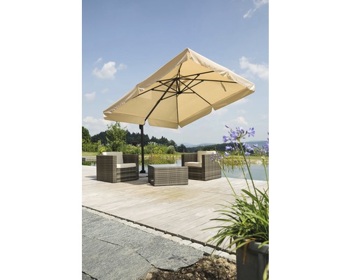 Scene met rechthoekige parasol, rotan stoelen en tafel op een terras