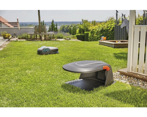 Twee robotmaaiers in een tuin met gazon en tuinmeubelen.