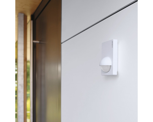 Opbouw bewegingsmelder voor buiten gemonteerd op een muur.