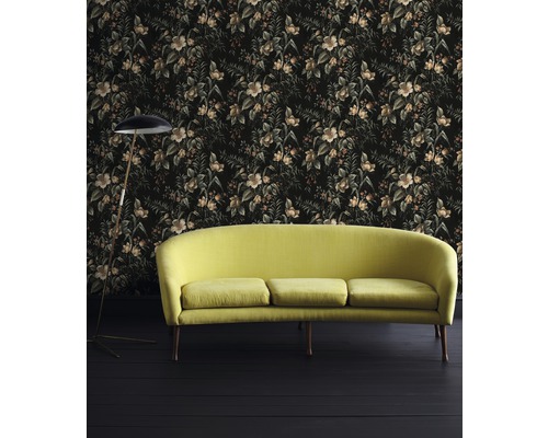 Woonkamer met gele bank, vloerlamp en bloemenbehang