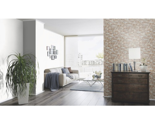 Lichte woonkamer met bank, dressoir en bakstenen behang