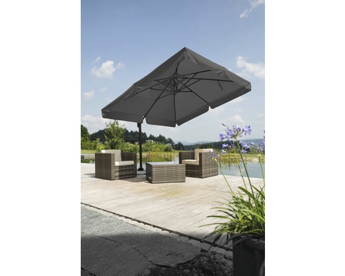 Scene met rechthoekige parasol, rotan stoelen en rotan tafel op een houten terras