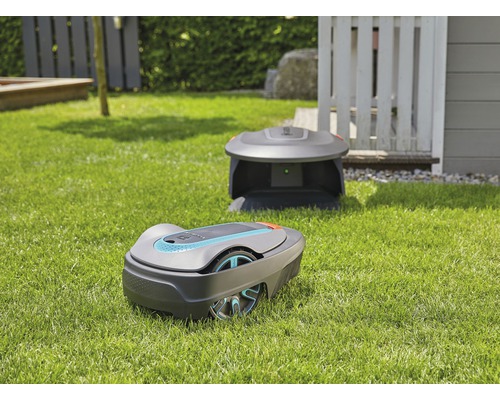 Gardena robotmaaier met laadstation op gazon