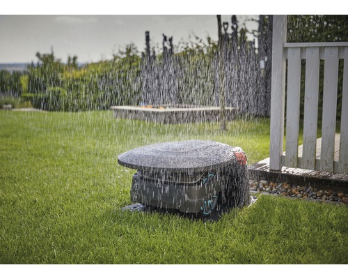 Gazonmaairobot in gebruik in de regen op een gazon.