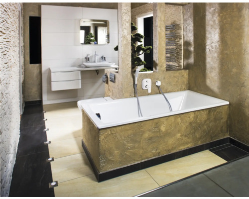 Lichte badkamer met bad, wastafel en spiegel