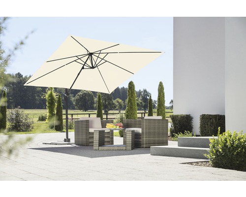 Tuinscene met parasol, zithoek en tafel op een terras