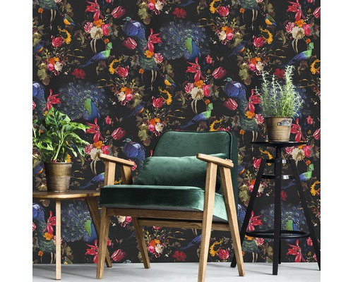 Decoratief bloemenbehang met vogelmotieven in interieur