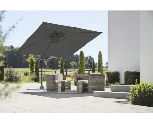 Tuinscene met loungemeubels en een vierkante parasol