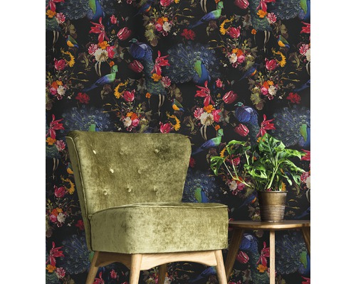 Decoratief behang met vogel- en bloemmotief in interieur met fauteuil en bijzettafel.