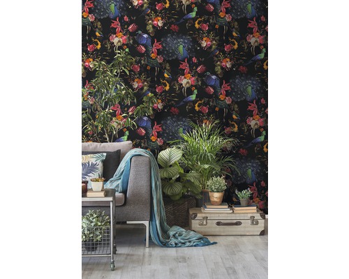 Woonkamer met patroonbehang, bank en planten