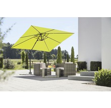 Vierkante parasol en tuinmeubelen op een terras