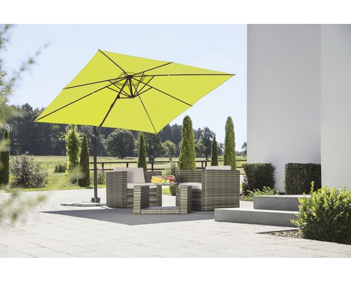 Vierkante parasol en tuinmeubelen op een terras
