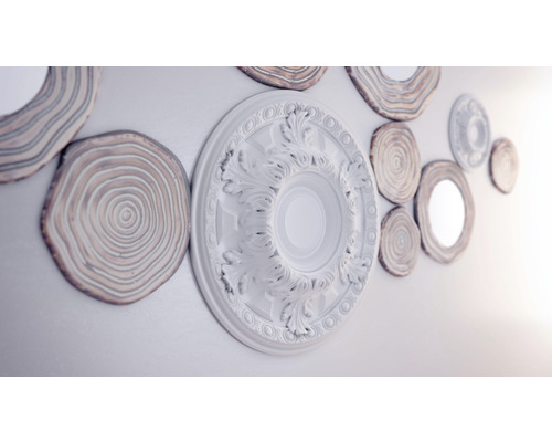 Wanddecoratie met stucrozetten en houten schijven