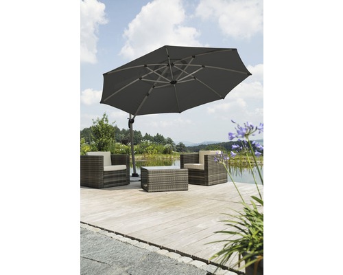 Scene met tuinmeubelset onder een parasol op een houten terras