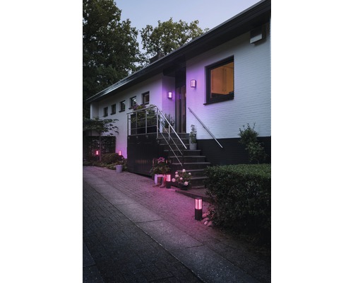 Verlicht huis met buitenlampen en padverlichting voor buiten