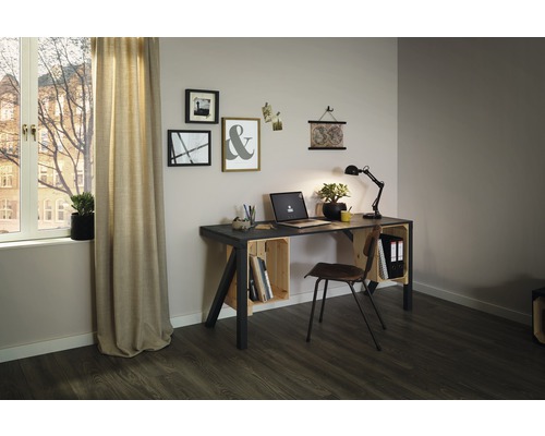 Lichte werkkamer met houten en metalen bureau, laptop, bureaulamp, houten stoel en decoratie