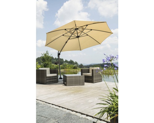 Tuinscene met parasol, rotan stoelen en tafel op houten terras