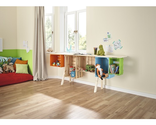 Kinderkamer met bureau gemaakt van houten kisten en speelgoed