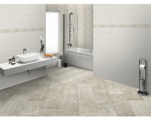 Lichte badkamer met bad, wastafel en vloertegels