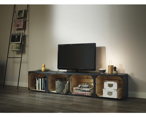 Woonkamer met tv-meubel van houten kisten, televisie en tijdschriftenrek