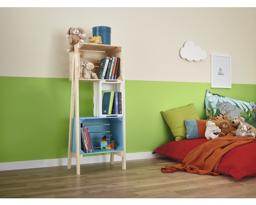 Kinderkamer met plank van houten kisten, speelgoed en kussens