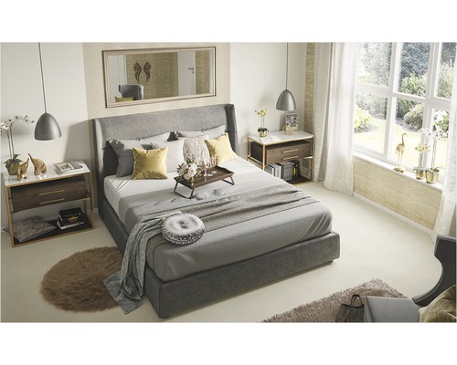 Lichte slaapkamer met tweepersoonsbed, nachtkastjes en decoratieve elementen voor een gezellige sfeer.