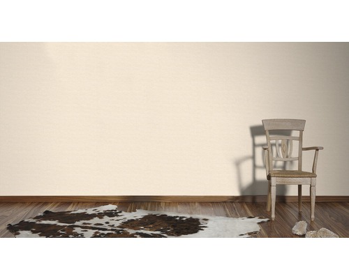 Woonkamerscène met stoel, tapijt en houten vloer