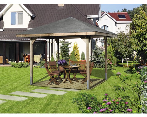 Houten tuinpaviljoen met tafel en stoelen in de tuin