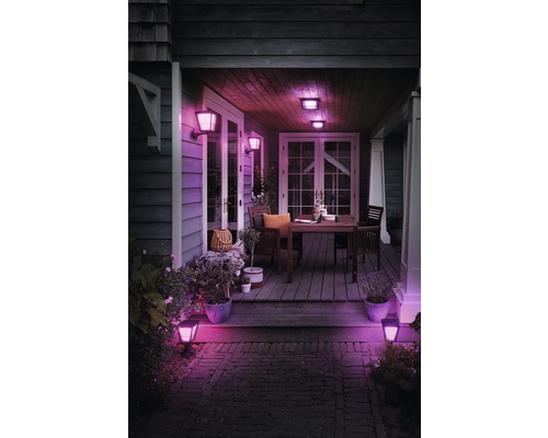 Veranda met tafel, stoelen, planten en buitenverlichting