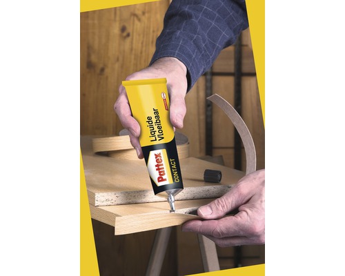 Persoon brengt Pattex contactlijm aan op houten rand