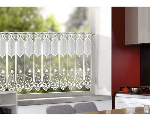 Vitrage met bloemenpatroon voor het raam