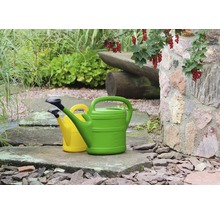 Twee plastic gieters in een tuin.