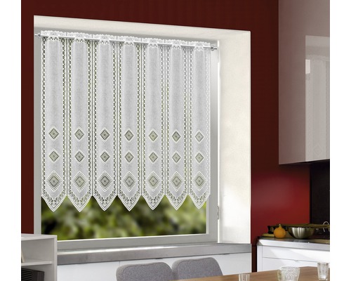 Gordijn met ruitpatroon voor een raam in een keuken.