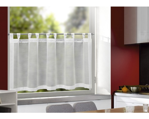 Gordijn met lussen voor een raam in de keuken