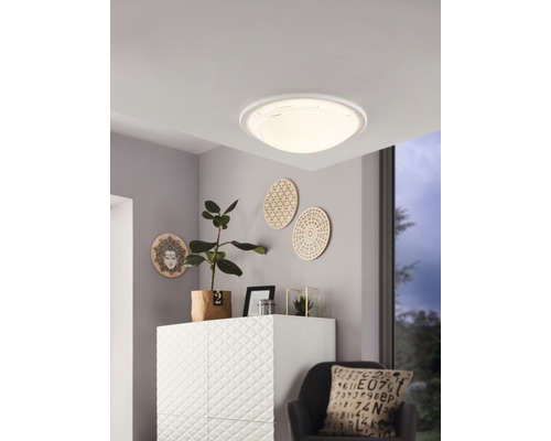 Witte plafondlamp in moderne woonkamer