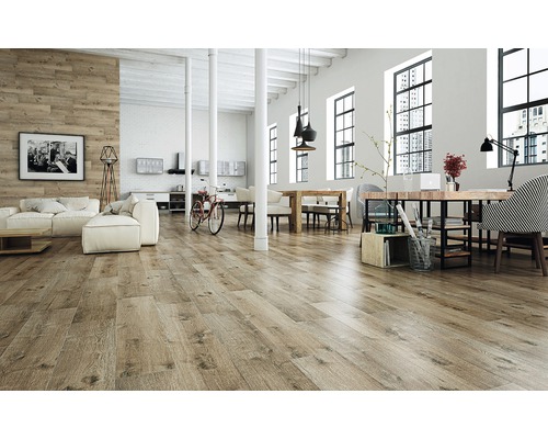 Lichte ruimte met houtlook vloer, woonkamer en eetkamer