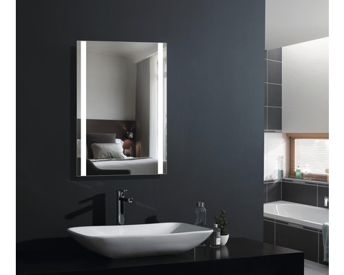 Moderne badkamer met rechthoekige spiegel met ledverlichting, waskom en kraan