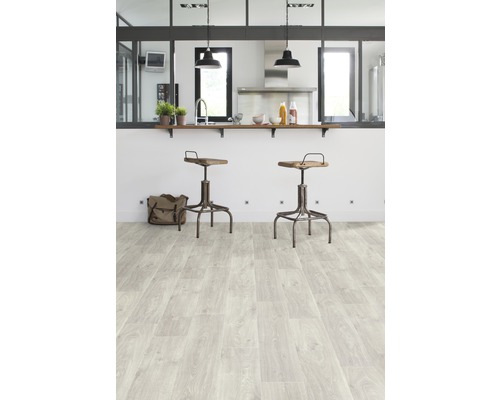 Lichte laminaatvloer in een keuken met barkrukken en een kitchenette.